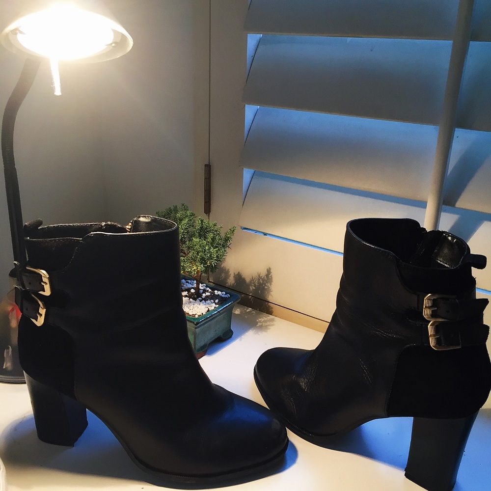 W size 7 Leather & Suede booties w/ gold detail
